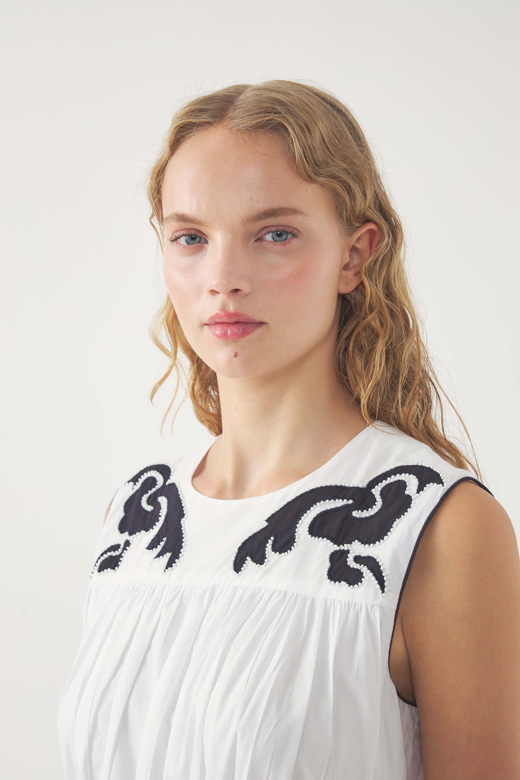 Robe longue brodée Dalli