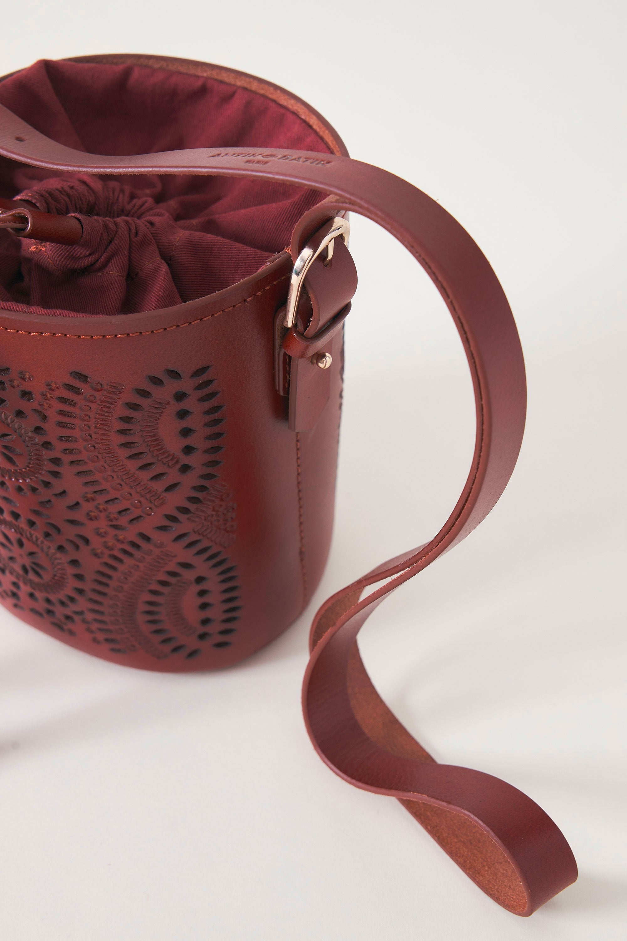 Small lace-style openwork leather bucket bag Galy